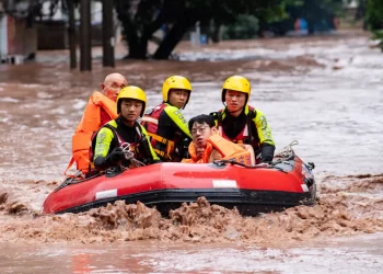 Torrenciales lluvias azotan a China, hay al menos 15 muertos