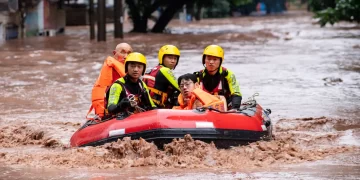 Torrenciales lluvias azotan a China, hay al menos 15 muertos