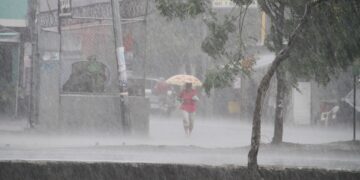 Tronadas y ráfagas de viento por la interacción de vaguada con onda tropical