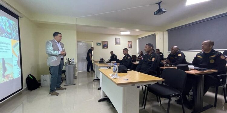 Capacitan miembros del CECCOM para identificar productos ilícitos