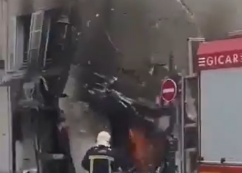 Farmacia incendiada se derrumba durante los disturbios en Francia