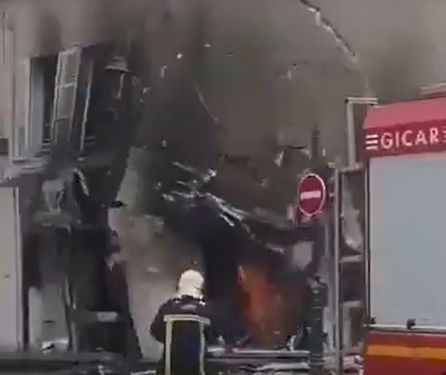 Farmacia incendiada se derrumba durante los disturbios en Francia