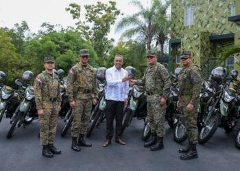 9-1-1 entrega 50 nuevas motocicletas y 200 terminales de radio al Ejército de la República