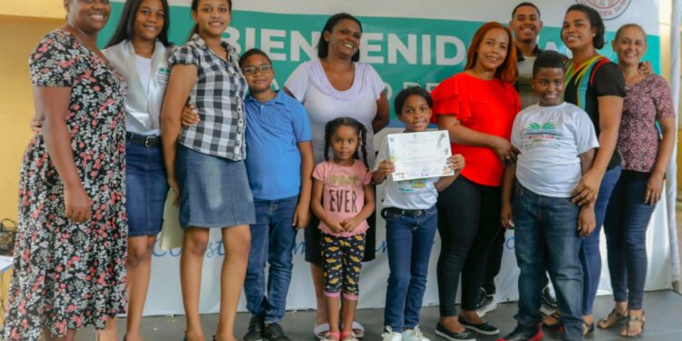 Fundación Yspaniola gradúa estudiantes en alfabetización y liderazgo en Escuela Juan Bautista Zafra