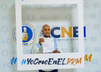 Julito Fulcar se inscribe para Senador de Peravia