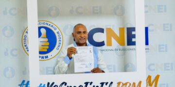 Julito Fulcar se inscribe para Senador de Peravia