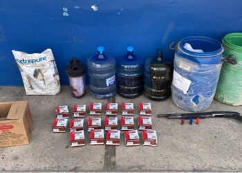 Policía Nacional y Ministerio Público desmantelan fábrica clandestina de alcohol adulterado en SPM