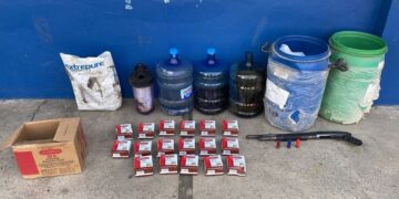 Policía Nacional y Ministerio Público desmantelan fábrica clandestina de alcohol adulterado en SPM