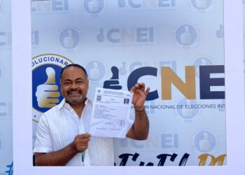 Asmín Aquino inscribe precandidatura a senador de Monte Plata