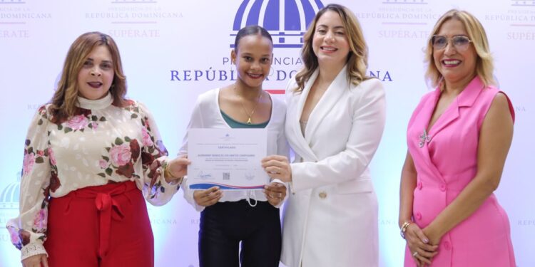 Supérate gradúa 84 jóvenes en áreas técnicas