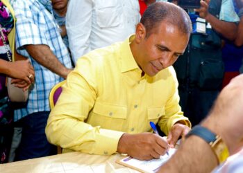 Domingo Contreras inscribe candidatura, dice: “Hoy se inicia el camino de la derrota del PRM en el Distrito Nacional”