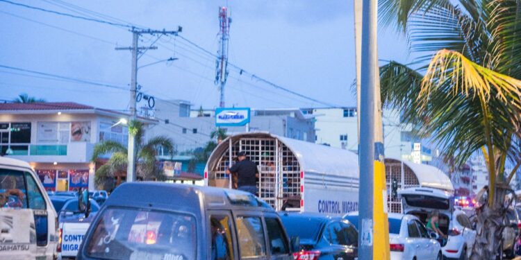 Migración interviene Malecón de la Zona Oriental ; detuvo 20 extranjeros entre ellos ocho circulaban ilegales