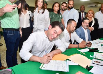 Dirigente de la FP Francisco Guillén inscribe precandidatura a diputado por Distrito Nacional