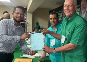 Raúl Hernández inscribe precandidatura a diputado por la circunscripción 1 del DN