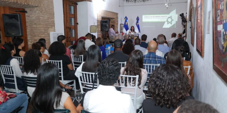 Analizan los conflictos en Medio Oriente desde la óptica del periodismo