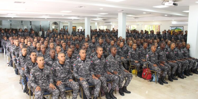 Director PN encabeza distribución de 400 nuevos agentes a sus respectivas áreas