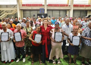 Gobierno entrega 544 de propiedad en Azua