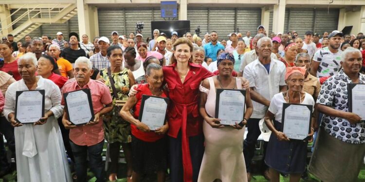 Gobierno entrega 544 de propiedad en Azua