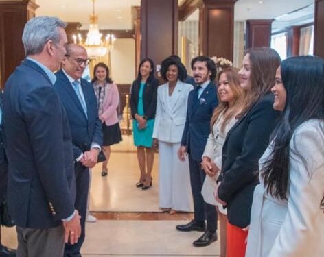 Abinader llega a Bruselas para participar en la III Cumbre UE-Celac de Jefes de Estado y de Gobierno
