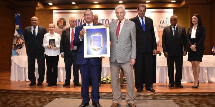 Instituto Duartiano reconoce a Henríquez Gratereaux y al Instituto Politécnico El Ave María