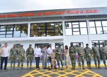 Ministro de Defensa y director de las Escuelas Vocacionales inauguran moderno edificio