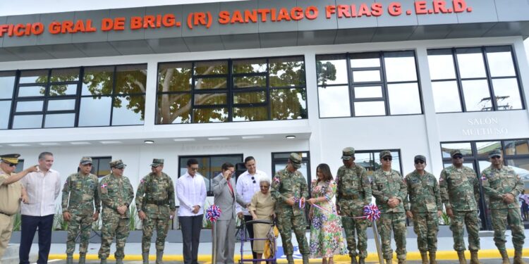 Ministro de Defensa y director de las Escuelas Vocacionales inauguran moderno edificio