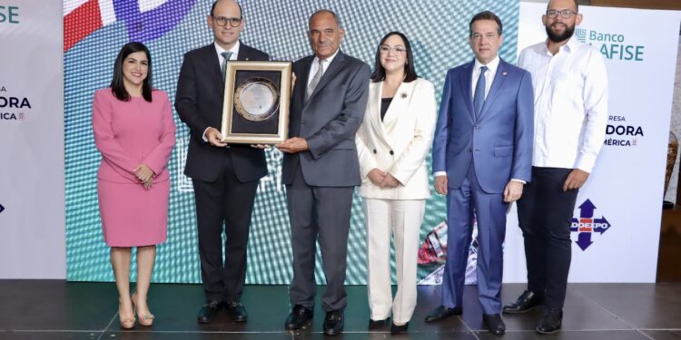 Fafise y Adoexpo reconocen Procesadora San Martín de Porres