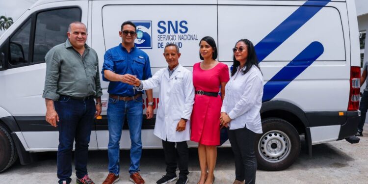 9-1-1 entrega ambulancia a Hospital de San José de Matanzas en María Trinidad Sánchez