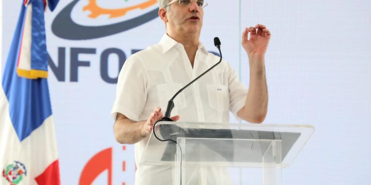 Presidente Abinader dice gobierno ejecuta una verdadera revolución en la formación técnica