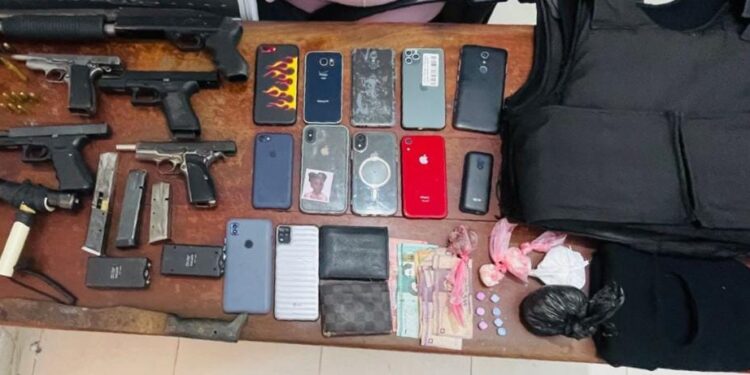 Presunto delincuente muere al enfrentar agentes del DINTEL durante allanamiento en Hato Mayor