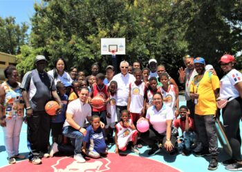 Alcalde Manuel Jiménez lleva soluciones a residentes de Villa Duarte