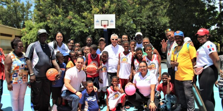 Alcalde Manuel Jiménez lleva soluciones a residentes de Villa Duarte