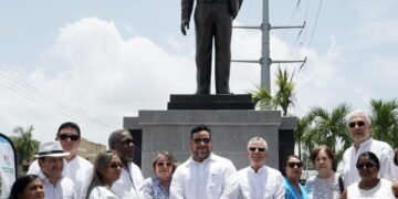 Ayuntamiento SDE dedica estatua monumental a Omar Torrijos en Paseo de la Historia