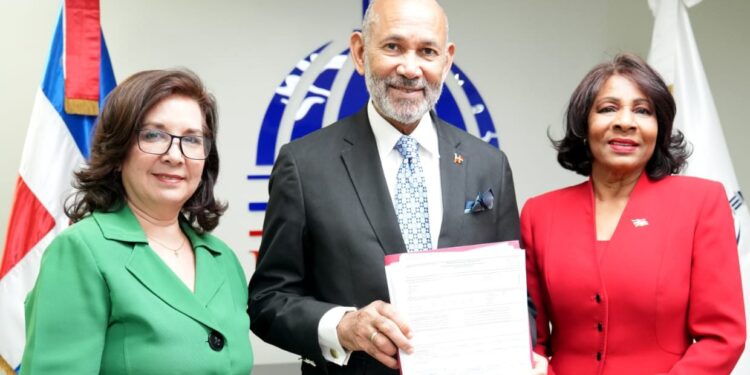 INABIE firma primeros 300 expedientes de pagos de anticipo a suplidores del PAE