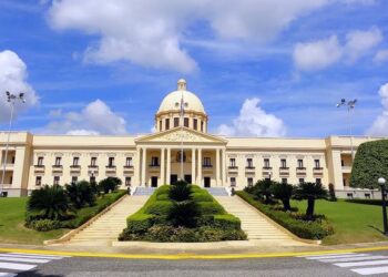 Abinader emite decreto que crea la Carrera del Agente de la DNCD