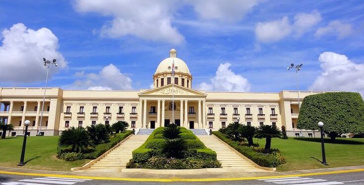 Abinader emite decreto que crea la Carrera del Agente de la DNCD