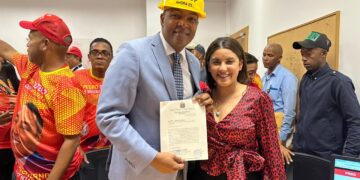 Pedro Botello inscribe su precandidatura a la Presidencia