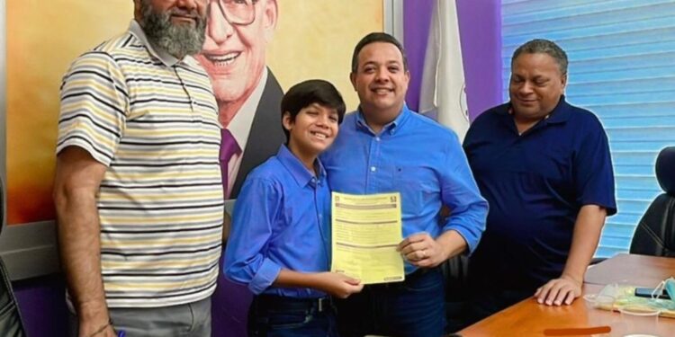 Alejandro Jaquez inscribe su precandidatura a diputado por Santiago