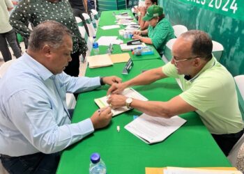 Raúl Hernández inscribe precandidatura a diputado por la circunscripción 1 del DN
