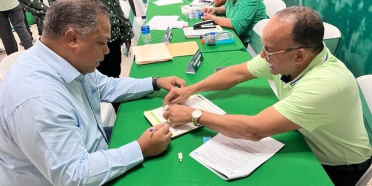 Raúl Hernández inscribe precandidatura a diputado por la circunscripción 1 del DN