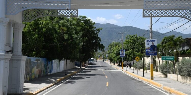 Con una inversión de RD$600 millones entregan obras viales en Ansonia-Las Barías y Las Charcas de Azua