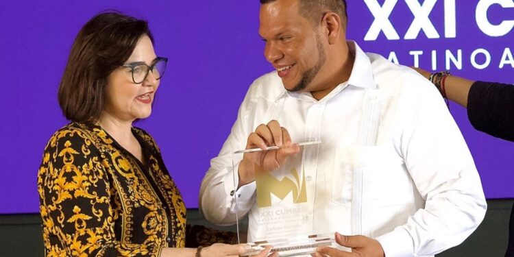 Declaran a Carlos Guzmán como el alcalde del año 2023