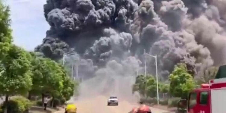 Impresionante explosión en una planta química de China