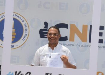 Mérido Torres inscribe candidatura a la Alcaldía de Santo Domingo Este
