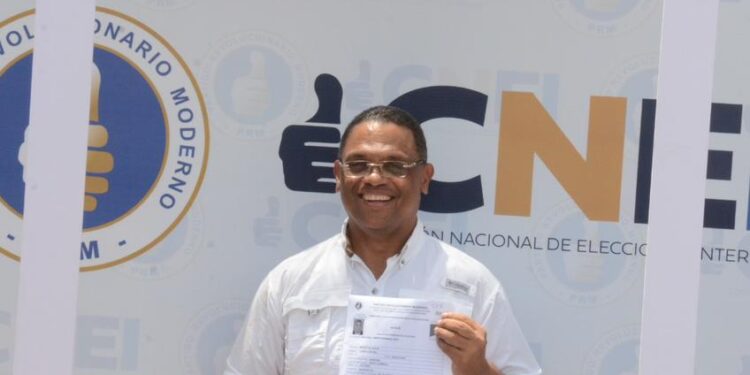 Mérido Torres inscribe candidatura a la Alcaldía de Santo Domingo Este