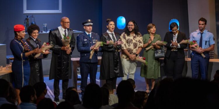 Ramón Santana estrenó a casa llena y con excelentes críticas su más reciente espectáculo teatral: “Terror”