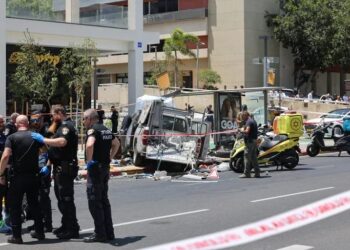 Un terrorista atropelló y atacó con cuchillo a un grupo de personas en Israel