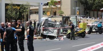 Un terrorista atropelló y atacó con cuchillo a un grupo de personas en Israel