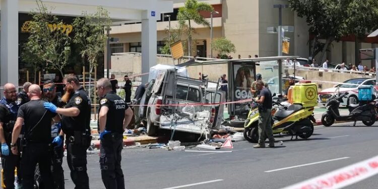 Un terrorista atropelló y atacó con cuchillo a un grupo de personas en Israel