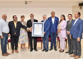 Senado reconoce a Ricky Noboa por trayectoria en la crónica deportiva